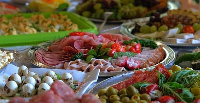 Les indispensables pour un buffet réussi : guide complet des accessoires